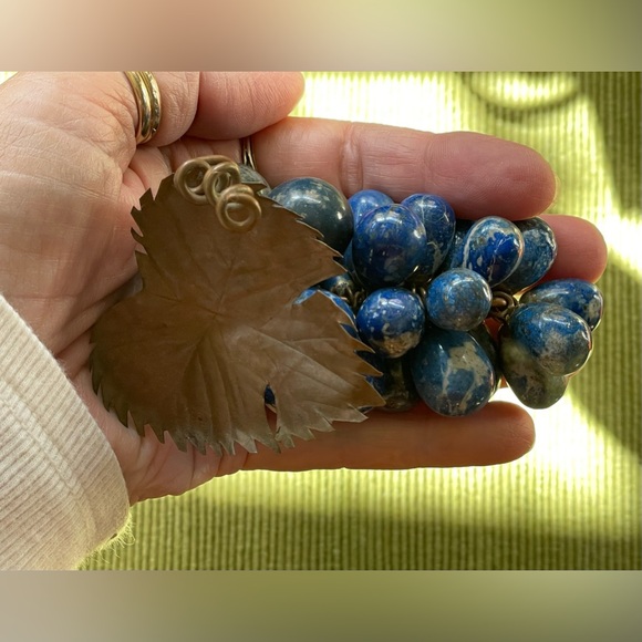 Lapis Lazuli Carved Grape Bunch / Copper Leaf - Vintage/Antique - Picture 5 of 6